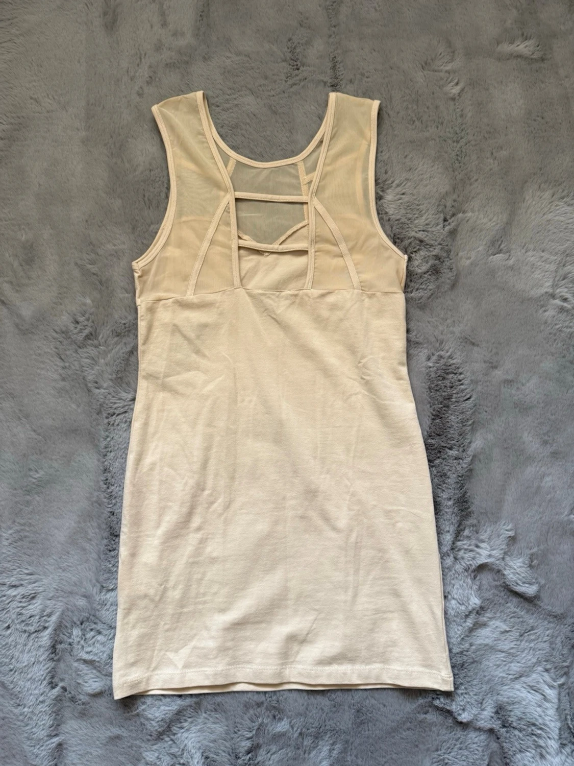 Beige ärmlös kortklänning med mesh - 1