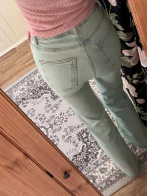 Ljusblåa raka jeans - Säljer ett par ljusblåa jeans som är lite utsvängda och med klassiska bakfickor. Jeansen har hög midja och stängs med knapp och dragkedja. Perfekta för dig som vill ha en fräsch och trendig look till vardags.