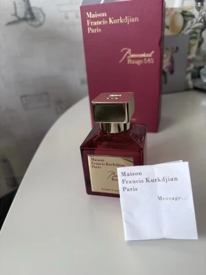 Baccarat Rouge 540 Extrait de Parfum - Lyxig parfym från Maison Francis Kurkdjian, Baccarat Rouge 540 Extrait de Parfum. Flaskan är mörkröd med guldfärgad etikett och lock, och kommer i elegant röd förpackning med gulddetaljer. En exklusiv doft som verkligen sticker ut. Den är köpt på Nordstrom. Och på sista bilden kan ni se kvittot. 