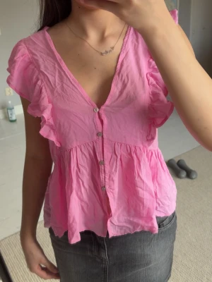 holly & whyte volang rosa topp - jätte fin till sommaren liten defekt vid nacken (syns på sista bilden) inga fläckar eller andra defekter än sista bilden skriv vid frågor!