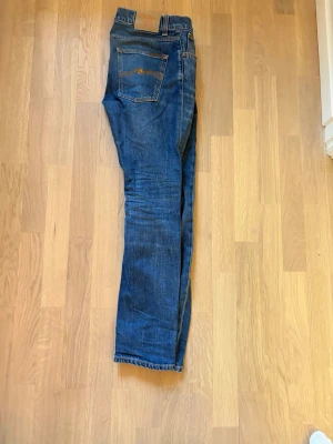 Nudie jeans, lean dean - Säljer nu dessa riktigt snygga nudie jeans i modellen lean Dean (stl. 30,30). Jeansen är i färgen troubled sea och är en allround lite mörkblå  tvätt. Bara använda ett fåtal gånger. Hör av dig vid eventuella frågor. Nypris 1900