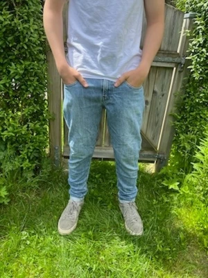Replay  - Feta gråa replay jeans som är uppvikta längst ner. W31 L 30. Slim/rak fit utan stretch. Pris alltid diskuterbart.