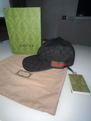 Gucci keps - HELT NY ALDRIG ANVÄND. Passar med allting och väldigt snygg för sommaren. Pris kan diskuteras! 