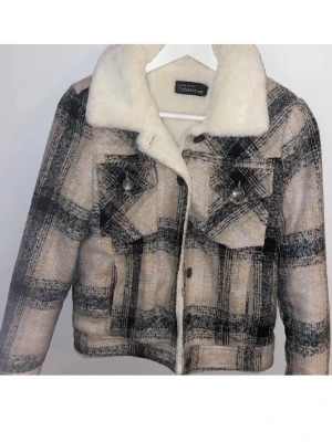 Rutig teddyjacka  - Snygg kort rutig teddyjacka från jeans industry. Storlek S men skulle säga den är mer som en XS, brukar själv ha S men den satt lite tightare på mig därför är den knappt använd. Frakt tillkommer💗 inga skador. Som ny kostade den 800.