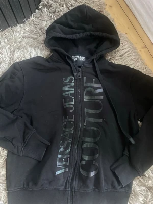 Svart hoodie med refexer i regnbåge  - Fin tröja kostar runt 4 som ny. Den är lite sliten för jag tvättat den mycket/fel  men jätte fin fortfarande. .