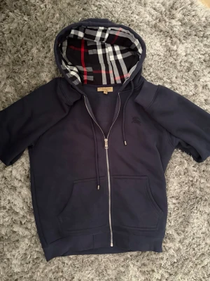 Marinblå hoodie från Burberry - Tvärfet navy burberry zip | storlek M men sitter mer som S | fint skick | fråga vid funderingar!