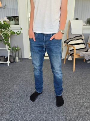 Replay jeans - Snygga Replay jeans i storlek W32/L32. Modell: Anbass. Jag på bilden är 180cm och väger 72kg. Skriv om du undrar något! 😃