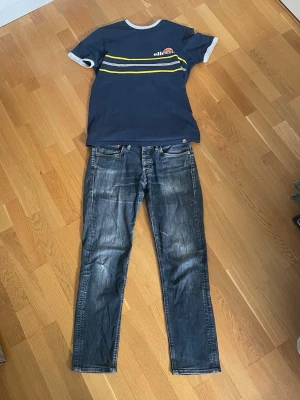 Levi's blå raka jeans 511 ”svart märke” - Säljer ett par klassiska blå jeans från Levi's med raka ben och snyggt slitna detaljer. Jeansen har fem fickor, normal midja och den exklusiva svarta Levi's-lappen på bakfickan. Perfekta till vardagslooken och tillverkade i slitstark denim.