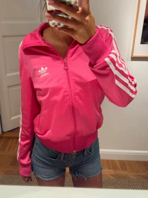 Addidas kofta  - Säljer denna så snygga addidas kofta🌸🌸🌸