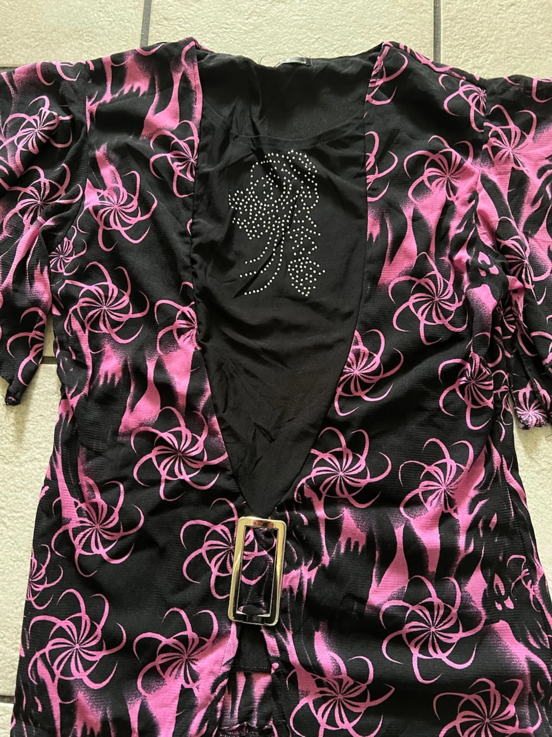 Svart och rosa omlottopp med bälte storlek M/L - 1