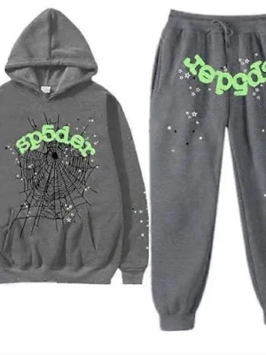 Grått loungewear-set med spindelnät - Säljer ett grått loungewear-set med hoodie och byxor. Setet har tryck med svart spindelnät och texten 'sp5der' i neon-grönt på både tröjan och byxorna. Hoodien har känguruficka och byxorna har resår i midjan och benslut. Perfekt för chill dagar hemma.