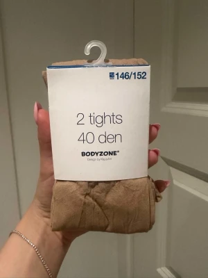 Nylonstrumpbyxor - Säljer två par beige nylonstrumpbyxor från Bodyzone