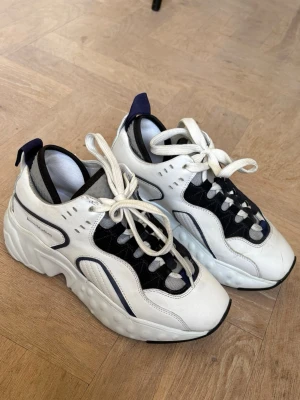 Acne - manhattan sneakers - Mocka detaljer i mörkblå. Stora i storleken, jag är normalt sett 36!