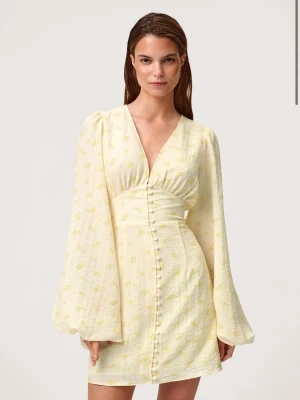 Adoore Florence dress - Söt ljusgul miniklänning från adoore med små blommor, djup v-ringning och markerad midja. Säljer min adoore klänning som endast är använd vid ett tillfälle, köptes förra sommaren. Skriv för egna bilder😊