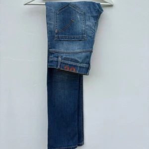 Dondup George - Tjena! Ljusblå tvättade jeans från Dondup i modellen; ”George”. Hetaste jeansen på marknaden just nu. (Size: 30)  (Skick: 4/5)  (Retail: 3500kr)  (Vårt pris: 799kr). (Mått: A = 38cm, B = 24cm, C = 80cm). Hör av er vid frågor & funderingar! /Mvh, Morëtti Co. 