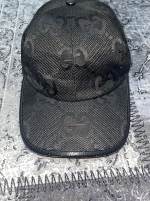 Zara  - Snygg svart keps från GG med det klassiska GG-monogrammet i ton-i-ton. Kepsen har böjd skärm och är tillverkad i ett slitstarkt tygmaterial. Perfekt accessoar för en trendig streetstyle-look.