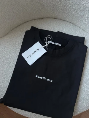 Acne  - Oanvänd 