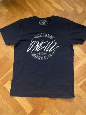 Svart O'Neill t-shirt med tryck - Svart t-shirt från O'Neill med stort vitt tryck på bröstet och rund hals. Säljer då den inte kommer till användning längre 