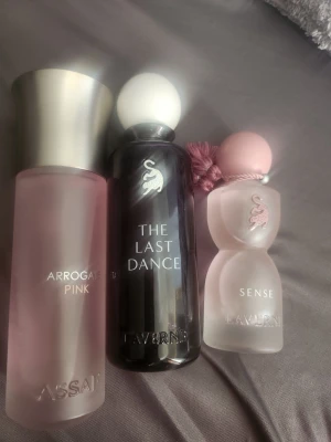 Parfymtrio från Laverne och Assari - Säljer tre snygga parfymer: Arrogate Pink från Assari i frostat rosa glas med silverlock, The Last Dance från Laverne i svart flaska med vit bollkork och Sense från Laverne i matt rosa glas med rosa bollkork och dekorativ tofs. 400 för en
