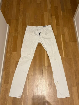 Dondup jeans - Riktigt schyssta dondup jeans i modellen George och storleken är 30. Kontakta mig för mer information!