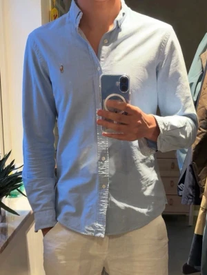 Ralph Lauren Skjorta - Tja! Säljer en fina Ralph lauren skjorta som jag tyvärr växt ur. Inga defekter och sparsamt använd! Perfekt nu inför varmare dagar 😃 Storlek M