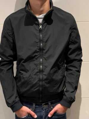 Woolrich overshirt - Säljer denna Woolrich jacka i kamouflage men går också att vända ut och in för en grå färg | Extremt populära och eftertraktade då de inte finns att köpa nya längre! | Skick 9,5/10 | Vårt pris=999kr | Hör av dig vid minsta fundering. De finns två färger, vilket vissas på bilderna🙌🏻
