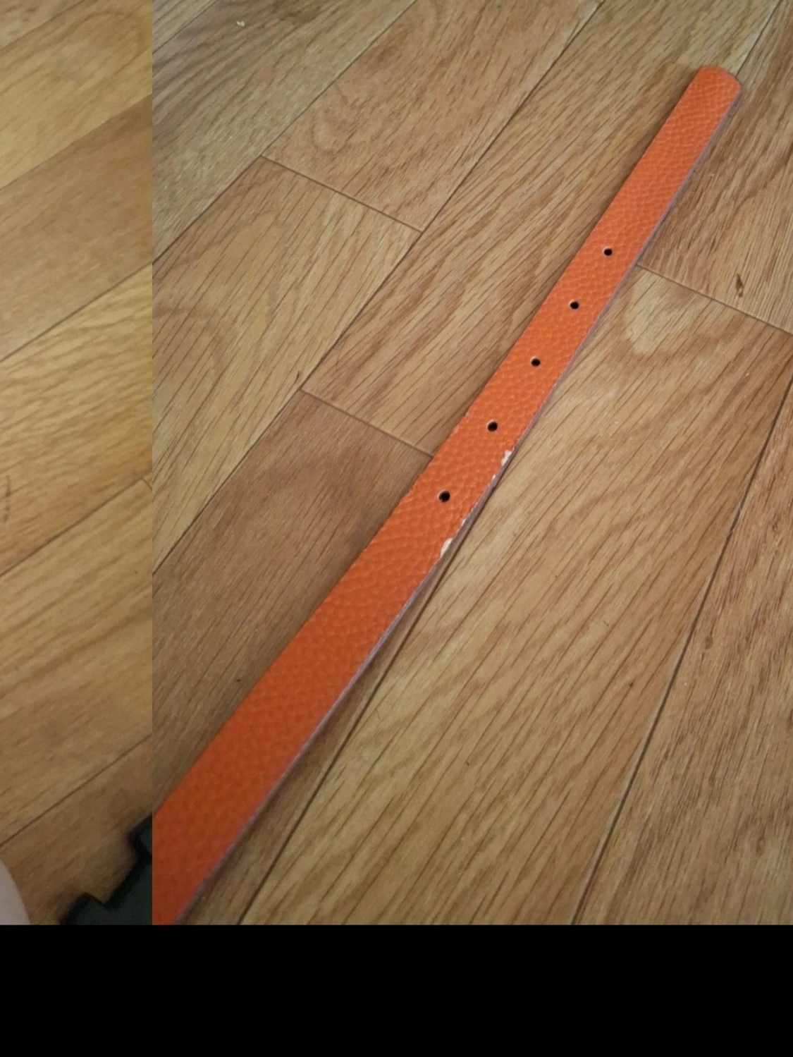 Smal orange skinnbälte med gulddetalj - 1