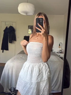 Vit axelbandslös sommarklänning - Jätte söt klänning med inbyggda shorts
