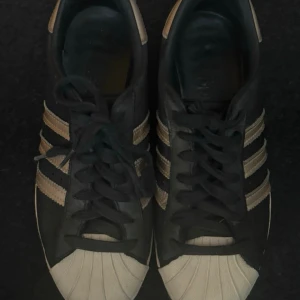 Adidas skor - Säljer ett par jättesnygga adidas skor i kollektionen originals superstar❤️ordinarie pris  1 450 kr❣️storlek 38 2/3💕pris kan diskuteras💕skriv gärna om ni har frågor eller vill ha fler bilder, svarar väldigt snabbt💕