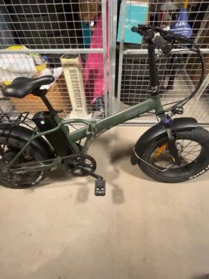 Grön elcykel från Heisenberg - 🟥Laddare saknas🟥!priset kan diskuteras! Säljer en grön elcykel från Heisenberg med robust ram, breda däck och hopfällbar design. Cykeln har svart pakethållare, batteri monterat på ramen och skärmar över hjulen. Perfekt för dig som vill ha en smidig och kraftfull elcykel.