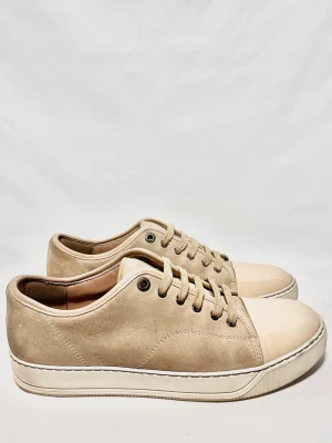 Lanvin Cap Toe sneakers beige - Lanvins med glans i en riktigt fet och unik colorway! Fint skick, inga defekter. Uk 8 passar 42/43. Endast skor. Kontakta mig för fler frågor och funderingar!