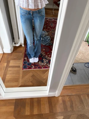 Ljusblå bootcut jeans med cool mörkare detalj - Super snygga lågmidjade jeans med mörkare tyg som är påsytt. Älskar men använder knappt. 