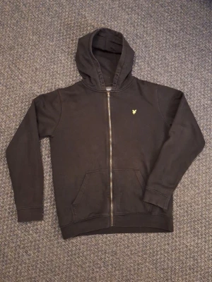 Lyle and Scott hoodie storlek 15/16 years  - Svart Lyle and Scott hoodie. Välanvänd favorit där vissa detaljer är lite blekta men ändå fin!  