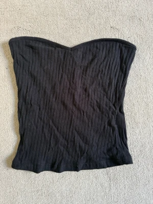 Black ribbed bandeau top 🖤 - Simple and trendy black bandeau top with ribbed fabric and stretchy fit. Super easy to style with jeans, skirts or layered outfits. Perfect basic for summer, parties, festivals or casual everyday looks.  Color: Black Style: Strapless / bandeau Fit: Stretchy & body-hugging  