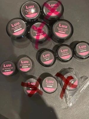 Luu gelé- och spindelgeler för naglar - Flera burkar Luu geléprodukter för naglar, inklusive Non Stick Hard Builder Gel, 3D Painted Gel, Spider Gel och Painting Gel. Förpackningarna är svarta med rosa etiketter. Perfekt för kreativa nageldesigner och konstnärliga effekter.