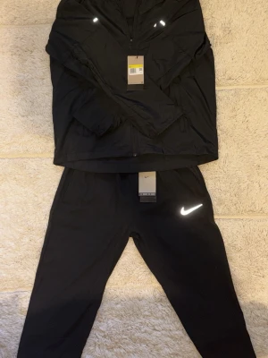 Nike Miller tracksuit  - Din Nike Miller tracksuit i storlek S