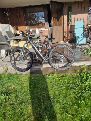 Svart mountainbike med grova däck - Säljer en svart mountainbike med robust ram och grova däck, perfekt för tuffare terräng. Cykeln har raka styren, skivbromsar och sportig design. Passar dig som gillar att cykla i skogen eller på grusvägar.