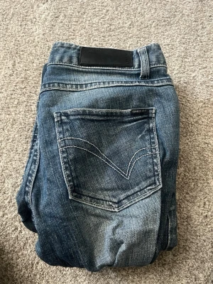 Blå jeans från Only med vida ben - Jeans