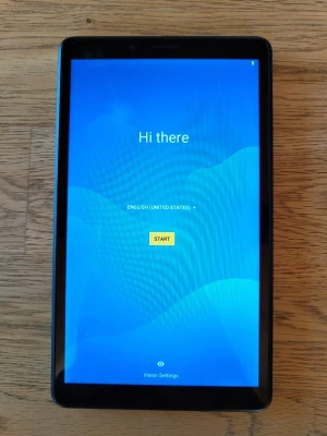 Lenovo Tab M7 surfplatta silver - Lenovo Tab M8 är en smidig surfplatta med 8-tums skärm och stilren design i silverfärgat metallskal. Den har en kamera på baksidan och tydlig display på framsidan. Perfekt för streaming, surf och appar.