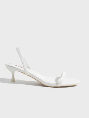 Vita minimalistiska låga klackar - Stilrena sandaletter med smala remmar och låg klack i kitten heel-modell. Öppen tå och enkel design som ger en trendig och elegant look. Perfekta för dig som gillar minimalistisk stil. Materialet ser ut att vara syntet eller läderimitation.
