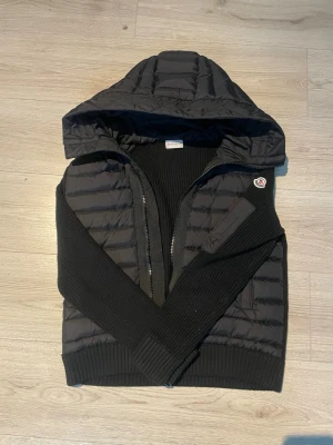 Monclear cardigan - Säljer nu en Monclear cardigan knappt använd 