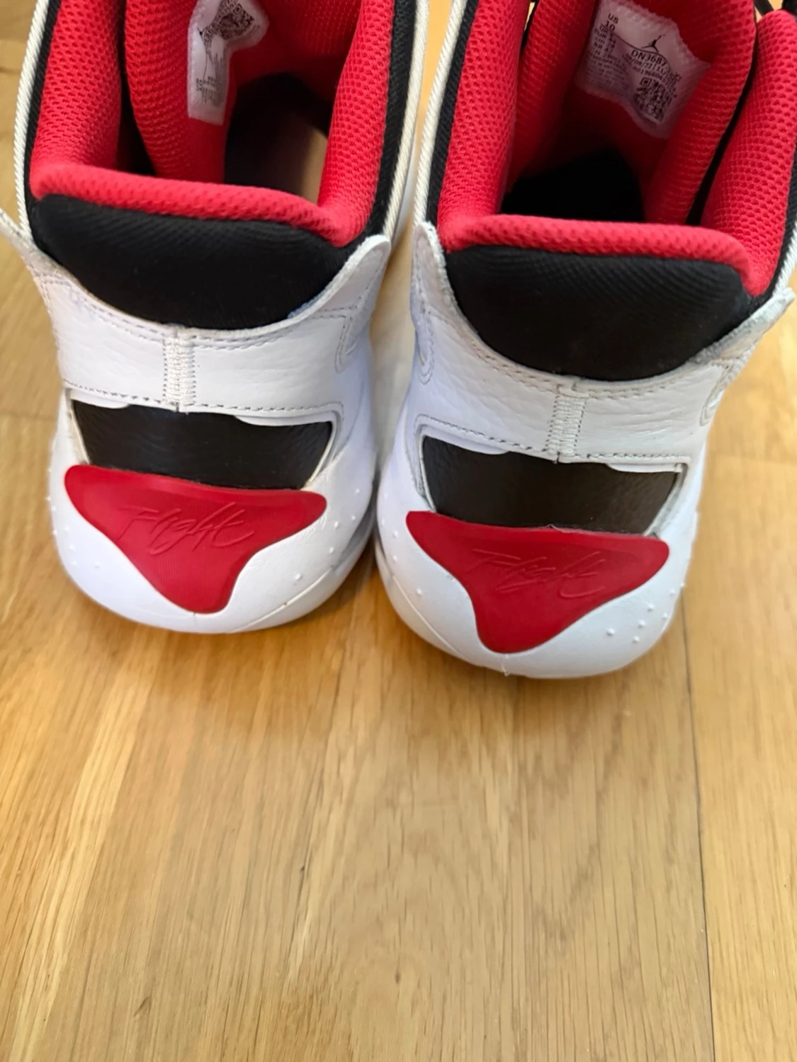 Vita och svarta Air Jordan sneakers - 2