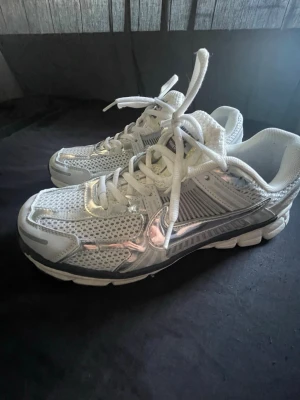 Nike Vomero 5 White - Vita Nike skor men väldigt lite användning. 