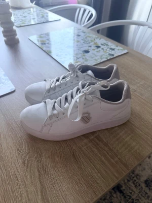 Vita sneakers från K-Swiss - Har använts cirka 3 gånger!! Nypris: 710kr