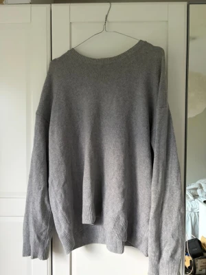Grå stickad tröja från Zara - Grå stickad tröja från Zara i Kashmir. Köpt second hand och har vissa tecken på användning. I storlek M men passar också S 