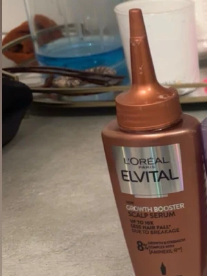 L'Oréal Elvital Growth Booster Serum - L'Oréal Paris Elvital Growth Booster Scalp Serum i kopparfärgad plastflaska med spetsig applikator. Serumet stärker hårbotten och minskar håravfall vid slitage. Innehåller Aminexil och är framtagen för att boosta hårväxt och styrka.