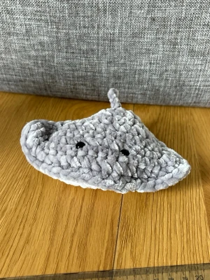 Virkad rocka - Virkad i fluffigt garn, Polyesterfyllning, säkerhetsögon (rekommenderas ej för barn under tre år) 🧶