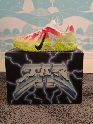 Nike ZoomX färgglada basketskor - Säljer ett par Nike ZoomX basketskor med grymt färgstark design i vitt, rött och neongult. Skorna har svart Nike-logga på sidan och mönstrad sula för bra grepp. Perfekta för dig som vill sticka ut på planen och ha riktigt bra känsla i spelet.