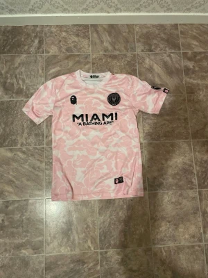 Bape Miami T-shirt - Vit och rosa bape Miami T-shirt, perfekt inför sommaren och har en somrig färg.