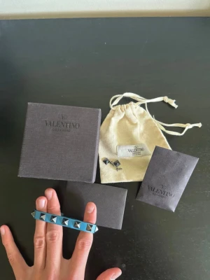 Valentino Armband - Valentino armband! Perfekt nu inför sommaren!  Skick: 8/10, finns inga övertydliga tecken på användning.  Allt original medföljer! Extra nitar, låda, Dustbag mm. SJÄLVKLART ÄKTA!  Storlek: Ställbart!  Hör gärna av dig vid någon fundering! Priset kan diskuteras någorlunda vid smidig affär! Mvh, Edvin😊